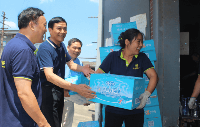 夏日炎炎送清涼，真情暖暖感人心