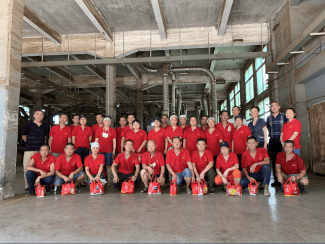 湖北省直機(jī)關(guān)工會(huì)主任陳愛民深入趙李橋茶廠開展“夏季送清涼”活動(dòng)