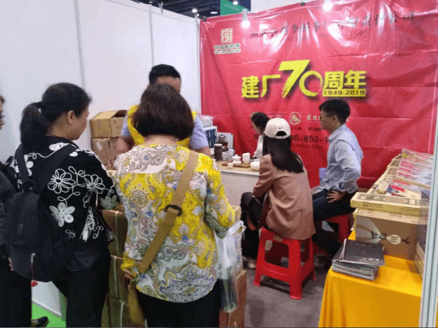 第9屆南寧茶博會(huì)開(kāi)展 年輕消費(fèi)者圍觀“川”牌青（米）磚茶 