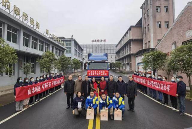 湖北省捐贈蒙古國的三萬片川字牌青磚茶順利發(fā)車！